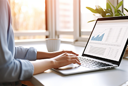 守在就业季中的毕业生，等待青年失业率曲线往下走